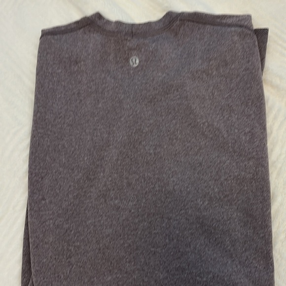 Lululemon long sleeve shirt size medium in a mauve colour great condition - Picture 4 of 4